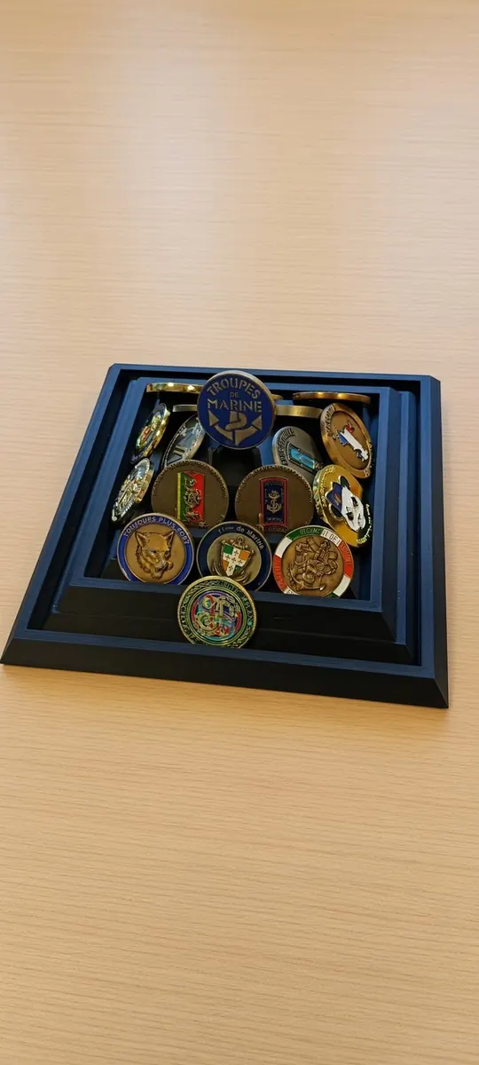 Présentoir à étages pour pièces de collection
