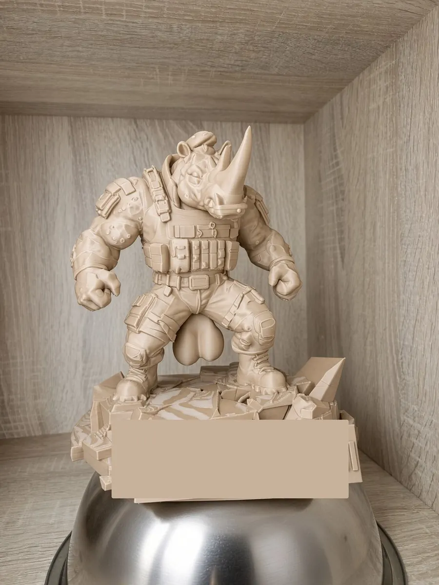 Figurine rhino tactique, rendu 3D avant impression
